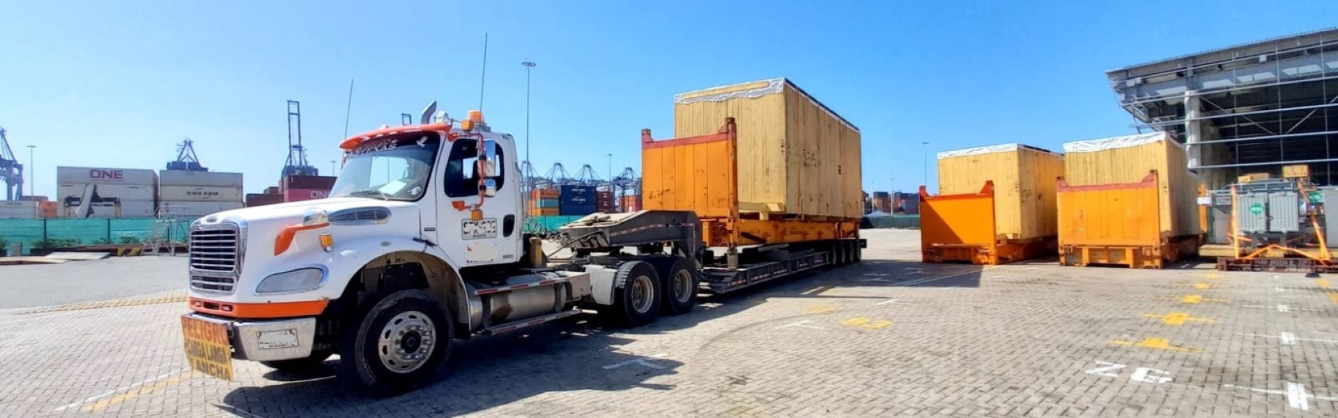 Transporte terrestre en cama baja